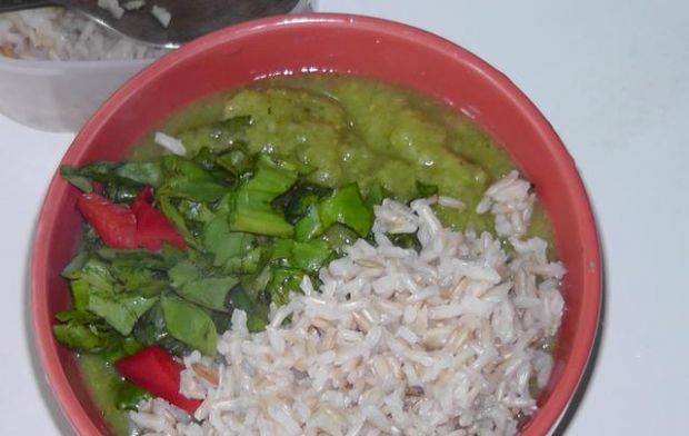 Gęsty krem brokułowy z ryżem i sałatką
