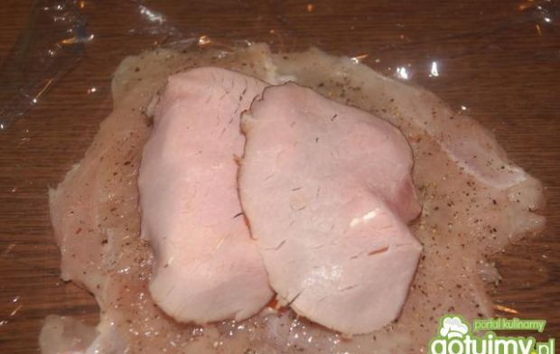 Gotowana roladka z piersi kurczaka