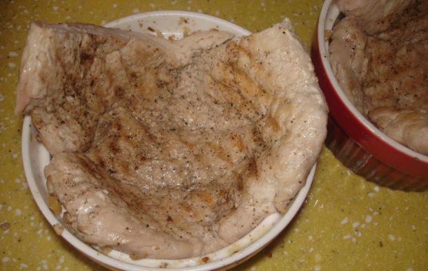 Indycze kokilki z sosem estragonowo-cebulowym