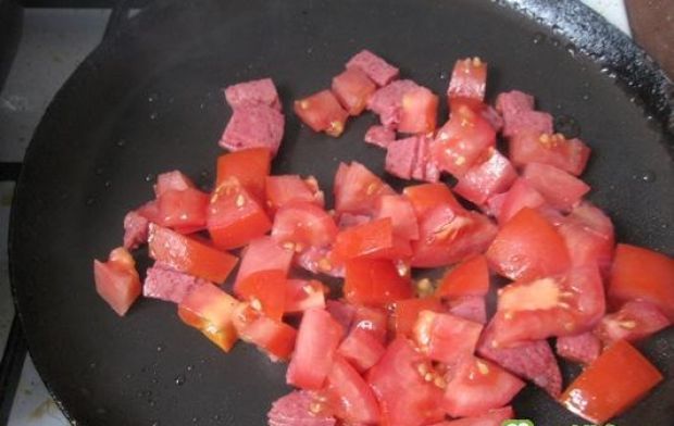Jajecznica z salami i pomidorem