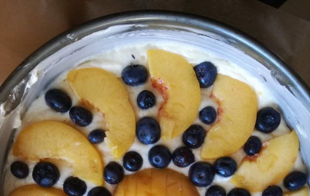 Jogurtowe ciasto z nektarynkami i borówkami