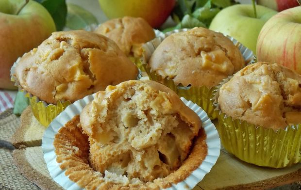 Kajmakowe muffinki z jabłkami i masłem orzechowym