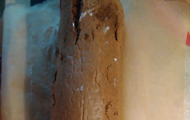 Kakaowa rolada z bitą śmietaną i truskawkami