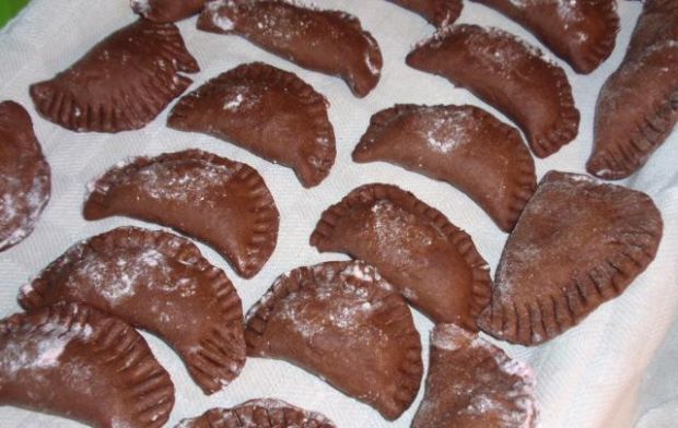 Kakaowe pierożki z truskawką, rodzynkami