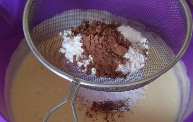Kakaowy śmietanowiec z galaretką 