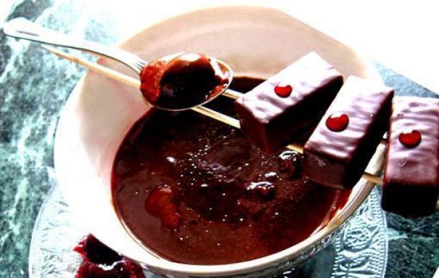 Kandyzowane wiśnie w czekoladowym fondue