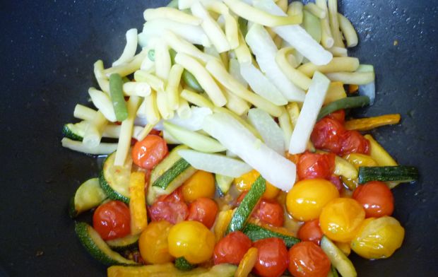 Kolorowa fasolka z kalarepą i pomidorami