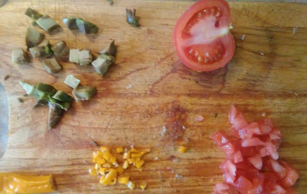 Krem z awokado z pomidorem i chilli