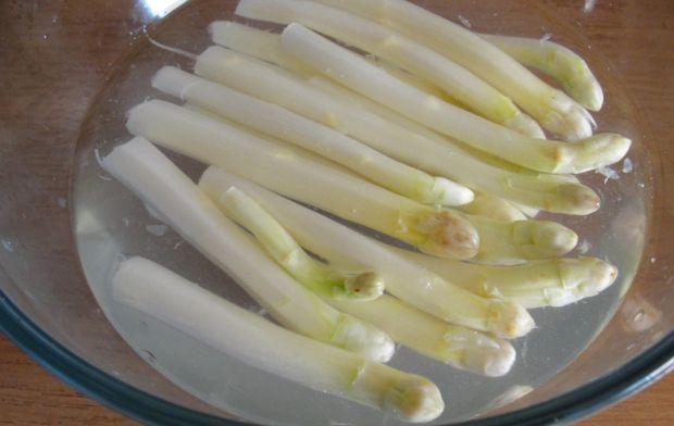 Krem z białych szparagów z kluskami kukurydzianymi