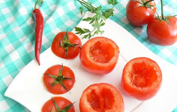 Makaronowa niespodzianka w pomidorze