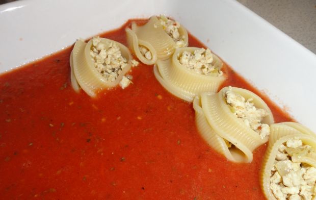 Makaronowe muszle zapiekane w sosie pomidorowym