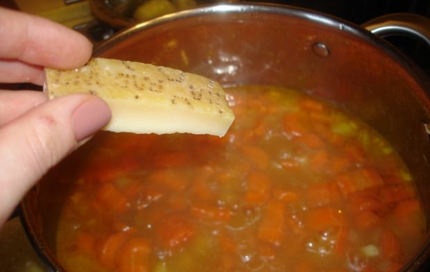 Marchewkowa zupa krem z parmezanowymi chipsami