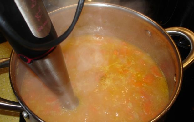 Marchewkowa zupa krem z parmezanowymi chipsami