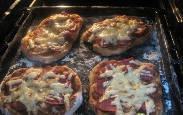 Mini pizze z salami, cebulką i serem