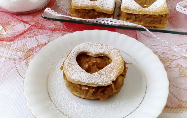 Mini szarlotki z gruszką w orzechowym cieście