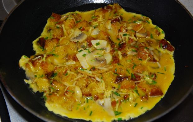 Omlet z grzankami i żółtym serem