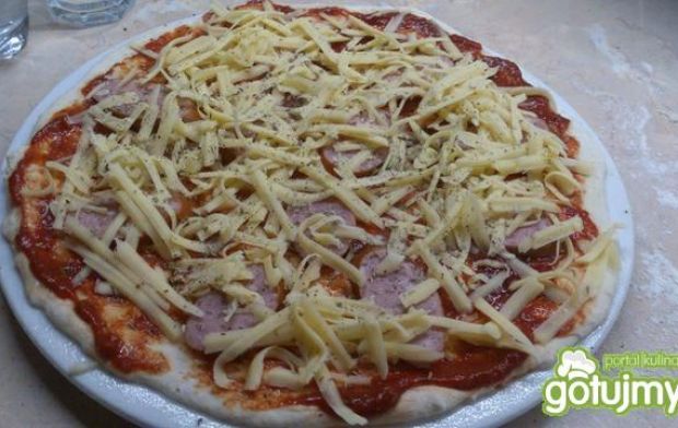 Oszczędna pizza na cienkim cieście