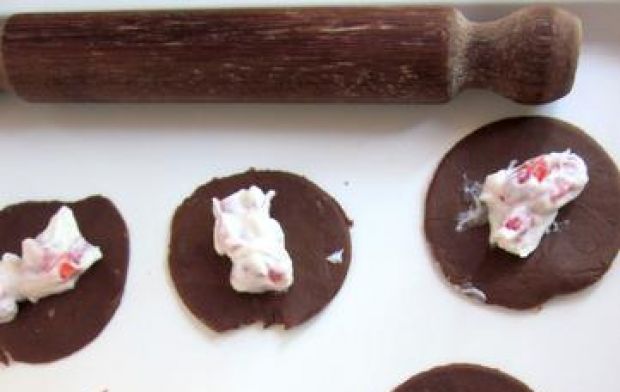 Pierożki kakaowe z ricottą i truskawkami