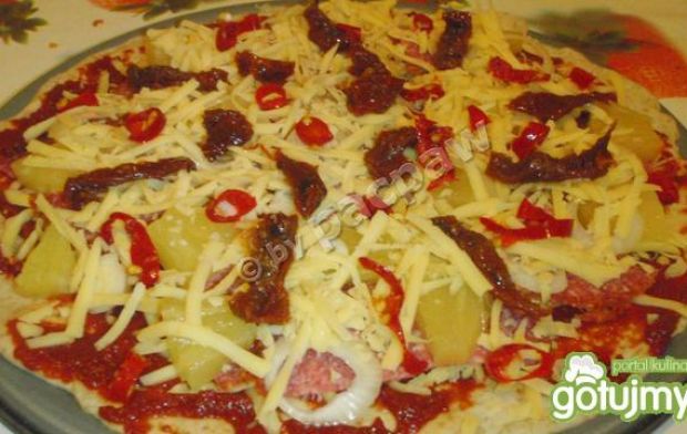 Pizza pełnoziarnista z salami pieprzowym