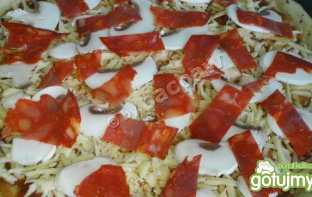Pizza śródziemnomorska z chorizo