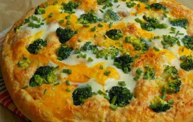 Pizza z brokułem, jajkiem na cieście ziemniaczanym