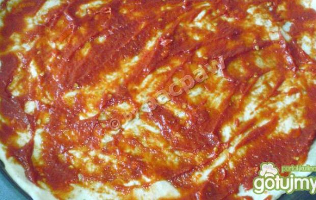 Pizza z chapatą, camembertem i szparagie