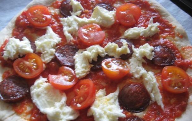 Pizza z chorizo i pomidorkami.