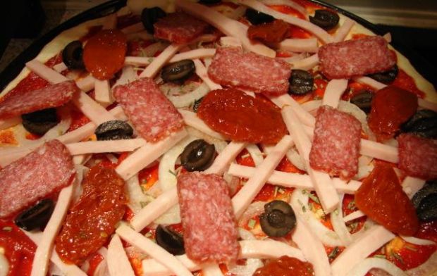 Pizza z mozarellą, oliwkami i pomidorami