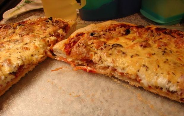 Pizza z mozarellą, oliwkami i pomidorami