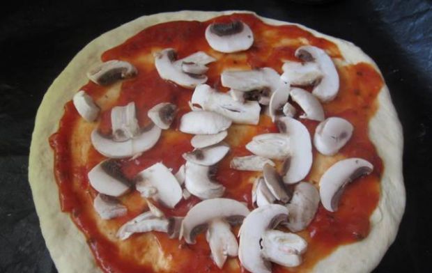 Pizza z pieczoną karkówką i pieczarkami