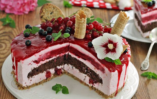 Porzeczkowy tort z glazurą 