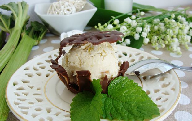Rabarbarowe lody w ażurkach czekoladowych