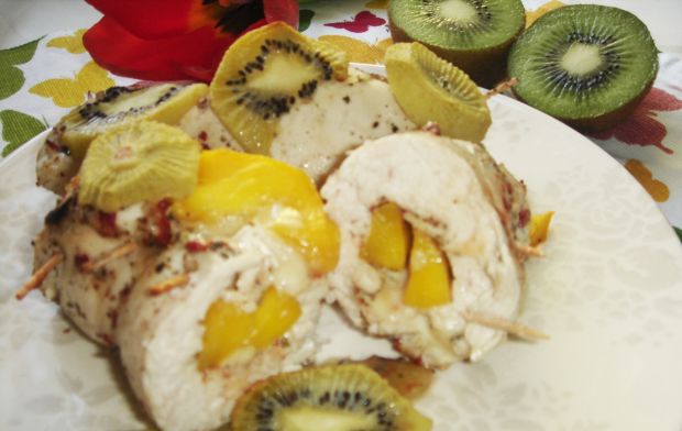 Roladki drobiowe z mango i brie pieczone w kiwi