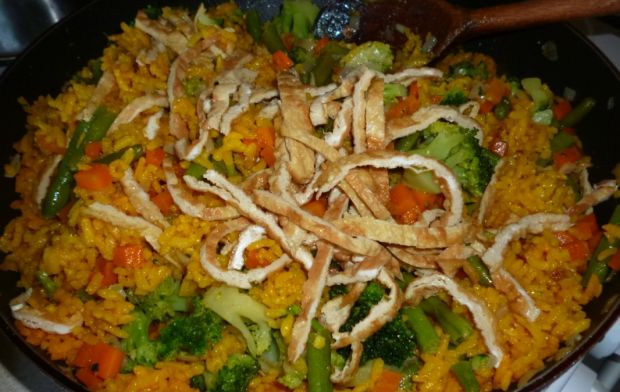 Ryż smażony po kantońsku z łososiem i warzywami
