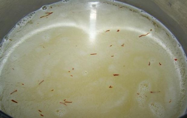 Ryż szafranowy w grillowanym bakłażanie