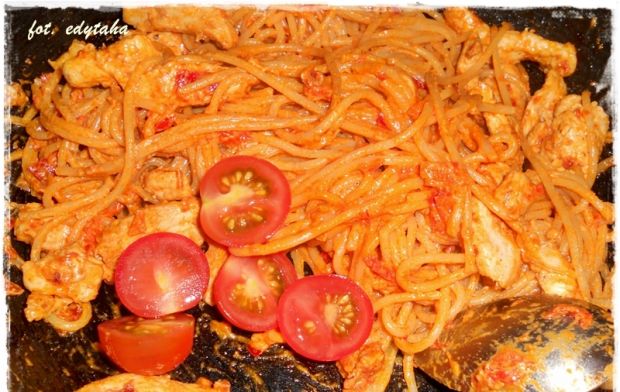 Spaghetti alla mediterraneo z kurczakiem w pomidor
