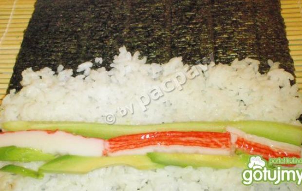 Sushi maki z paluszkami krabowymi