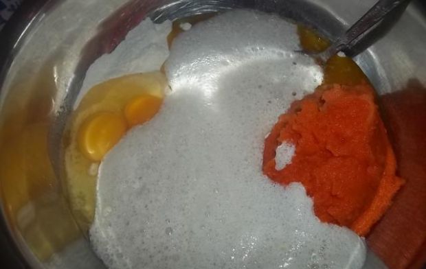 Szafranowo-marchewkowe pączki z dziurką