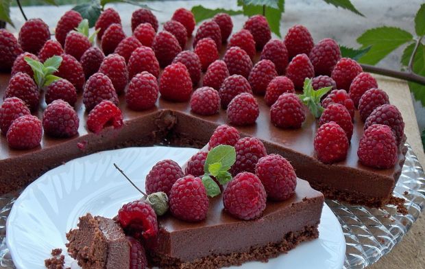 Tarta czekoladowa z malinami
