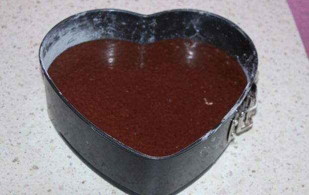 Tort czekoladowy  z truskawkami  i śmietaną