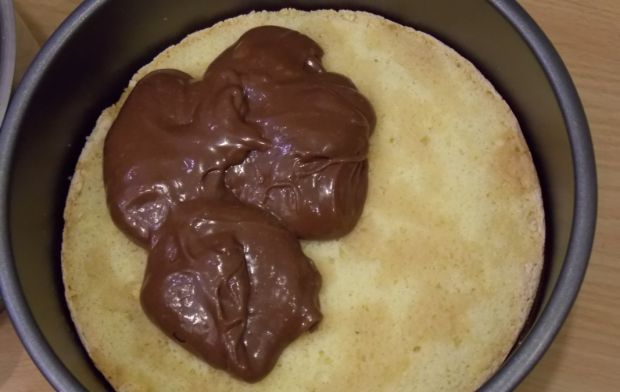 Tort z kremem czekoladowo-orzechowym