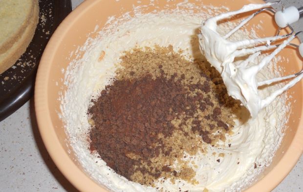 Tort z maślanym kremem orzechowym