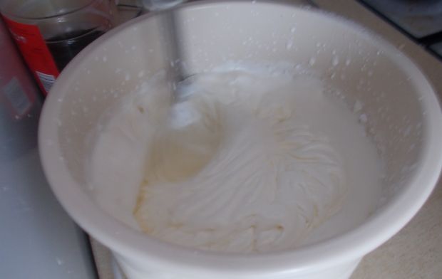 Truskawkowa pianka na śmietanie z białą czekoladą