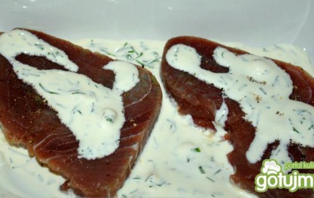 Tuńczyk pieczony w sosie
