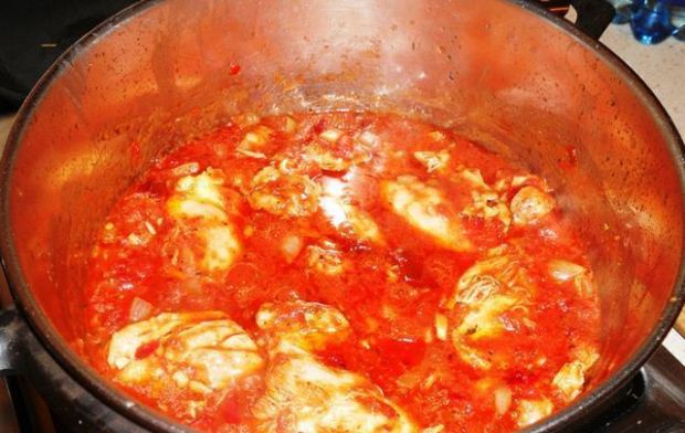 Udziec kurczaka w sosie pomidorowym