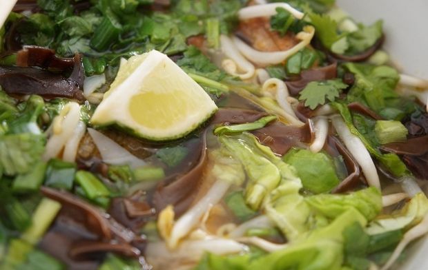 Wietnamska zupa Pho z karpiem
