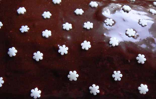 Wilgotne ciasto czekoladowe z marcepanem