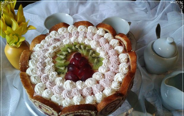 Zakręcony tort z truskawkową panna cottą 