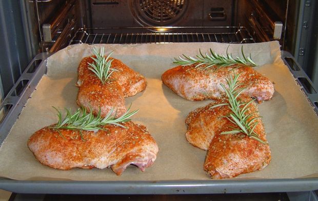 Zapiekane udka kurczaka z ziemniakami i rozmarynem