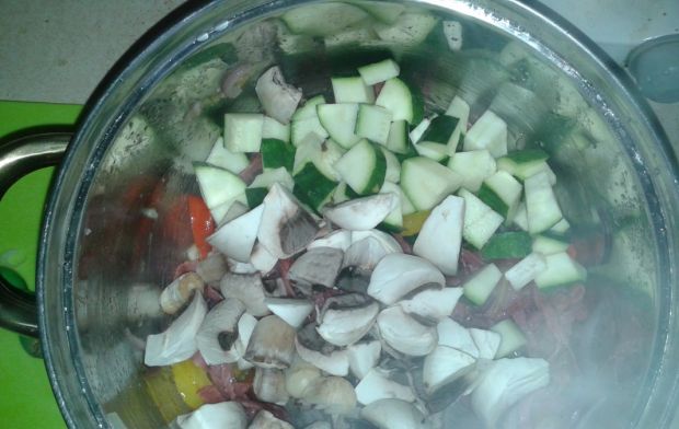 Zapiekanka makaronowa z salami i warzywami